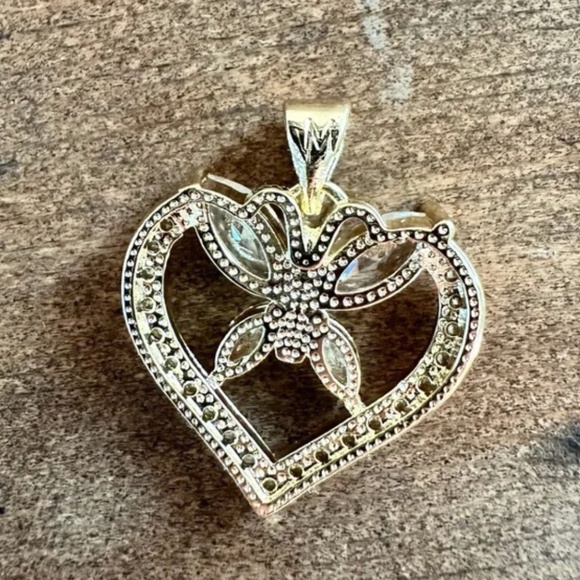 18k Plated Gold Heart & Crystal Butterfly Pendant with Intricate Design - Picture 1 of 2